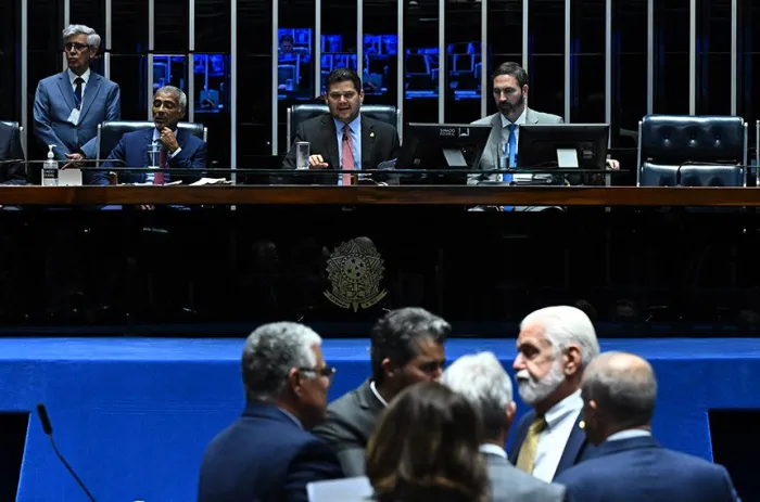 O presidente do Senado, Davi Alcolumbre, em sessão do Plenário, que deve votar as indicações de 11 a 15 de agosto - Foto: Jefferson Rudy/Agência Senado