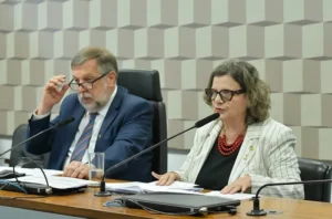 Teresa Leitão, que preside a Comissão de Educação, com Flávio Arns: PNE em debate - Foto: Geraldo Magela/Agência Senado