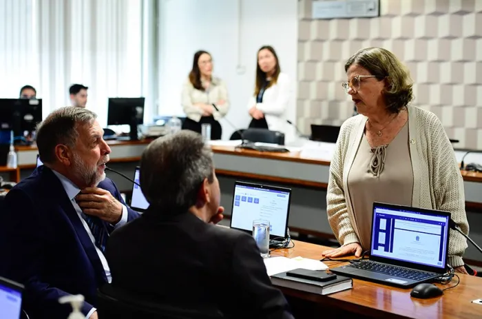 Flávio Arns leu na CE, presidida por Teresa Leitão, relatório favorável ao PL 2.374/2022; texto vai a sanção - Foto: Saulo Cruz/Agência Senado