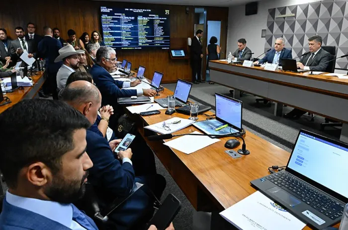Depois de ouvir advogado Eli Cohen, parlamentares aprovaram requerimento apresentado pelo relator que sugere a prisão de 21 nomes investigados pela Polícia Federal - Foto: Waldemir Barreto/Agência Sen