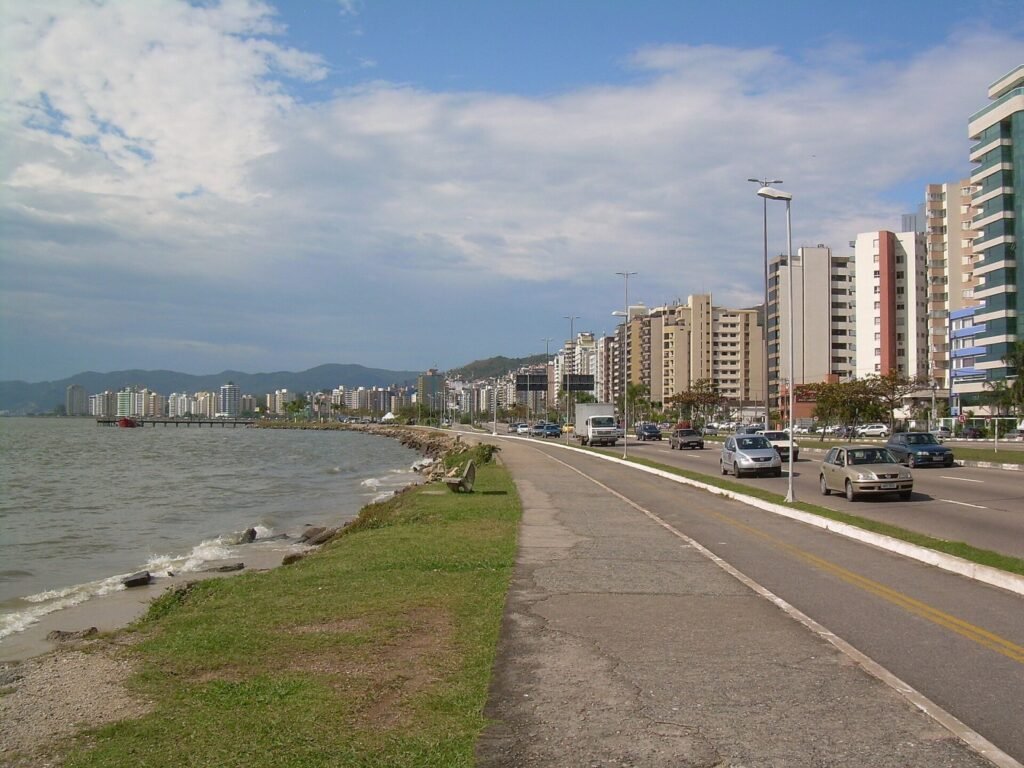O ato Mulheres com Lula começou no Largo da Alfândega, em Florianópolis.