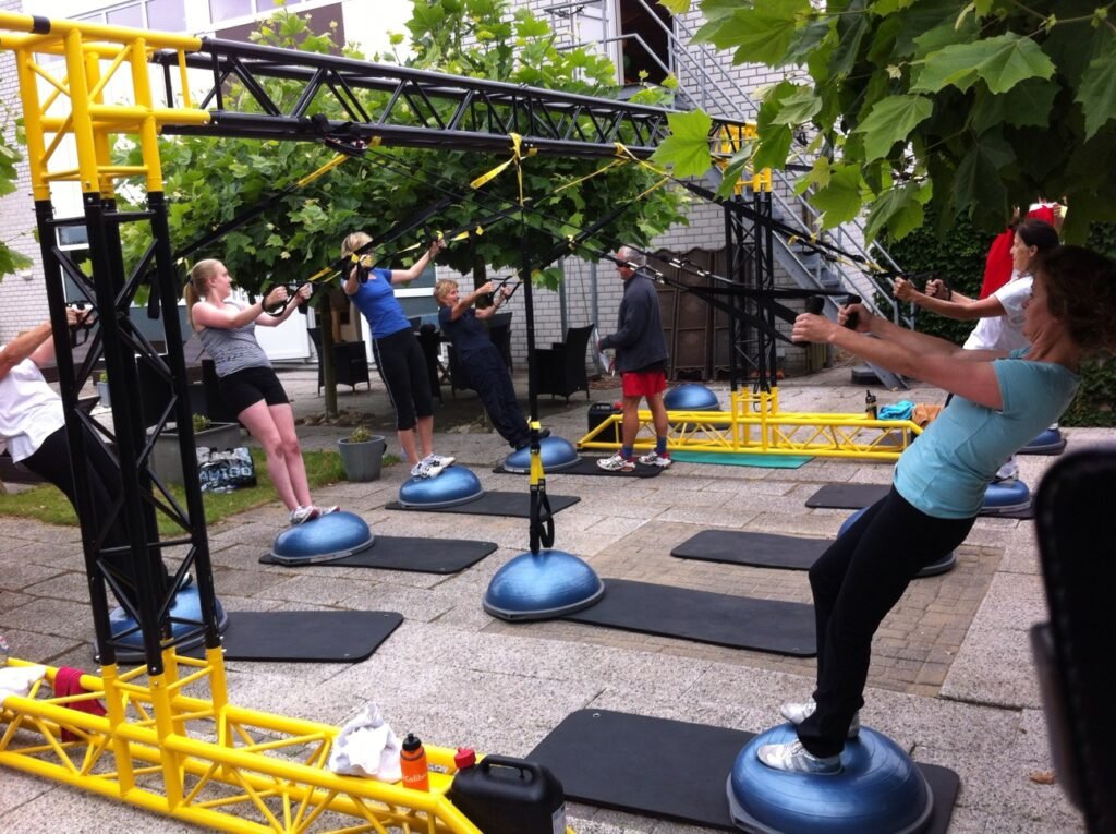 Vrouwen fitness training met bosuballen en suspension trainer