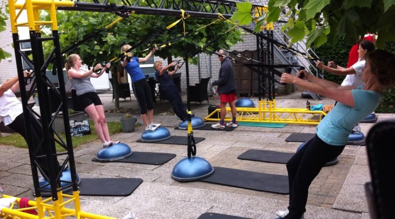 Vrouwen fitness training met bosuballen en suspension trainer