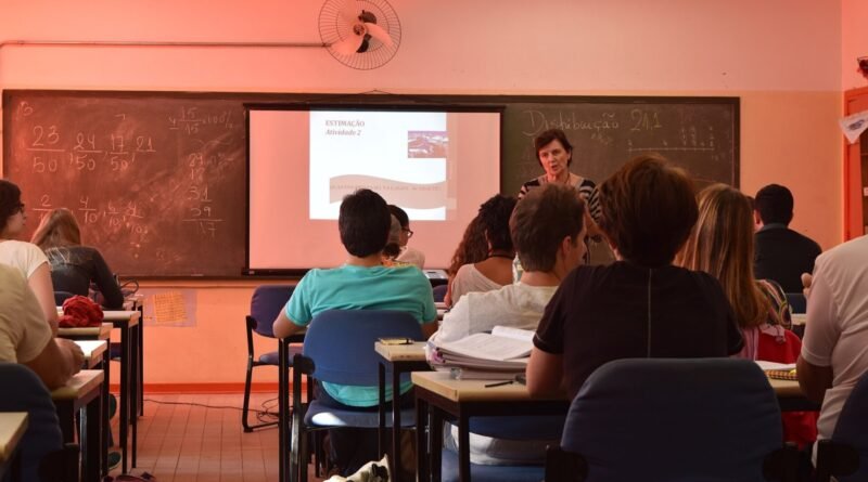 On 2015 April 11 and 25, around 30 school and university professors gathered to the first NeuroMat Workshop for Public School Teachers. The goal of th