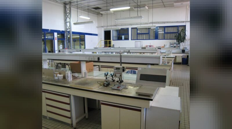 A chemistry laboratory equipped with benches. A Trombomat apparatus from Prodemat SA is visible; used for measuring the viscosity of a material during