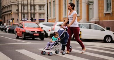 Porto Alegre, RS 13.11.2018: Agentes de EPTC orientam a travessia de pedestres, nas ruas do bairro Centro Histórico, na capital, na tarde desta terça-