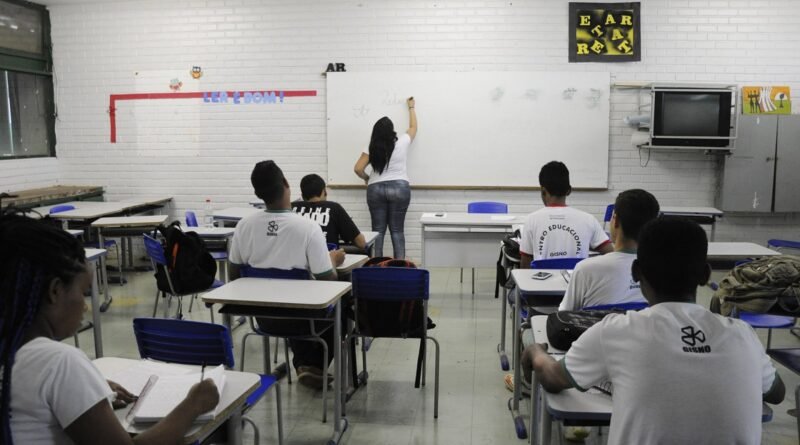 Centro Educacional Gisno (CEd Gisno), Asa Norte, Brasília/DF. A comissão mista responsável pela análise da medida provisória que reestrutura o Ensino