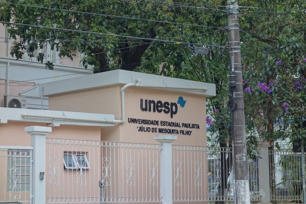 Letreiro do prédio do Antigo Juvenato Santíssimo Sacramento, atualmente ocupado pelo Instituto de Artes da Universidade Estadual Paulista "Júlio de Me