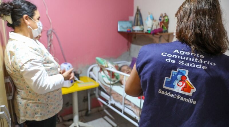 Community health worker from the Family Health Strategy (Unified Health System) during a home visit, in Brazil.