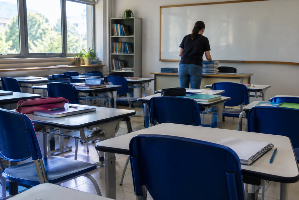 Escala 6x1: estudo projeta alta de 8% a 11% nas mensalidades escolares