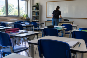 Escala 6x1: estudo projeta alta de 8% a 11% nas mensalidades escolares