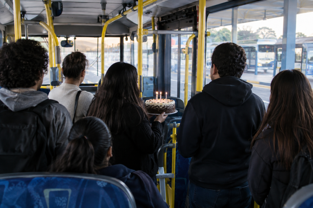 Motorista de ônibus ganha festa de aniversário de passageiros em Londrina